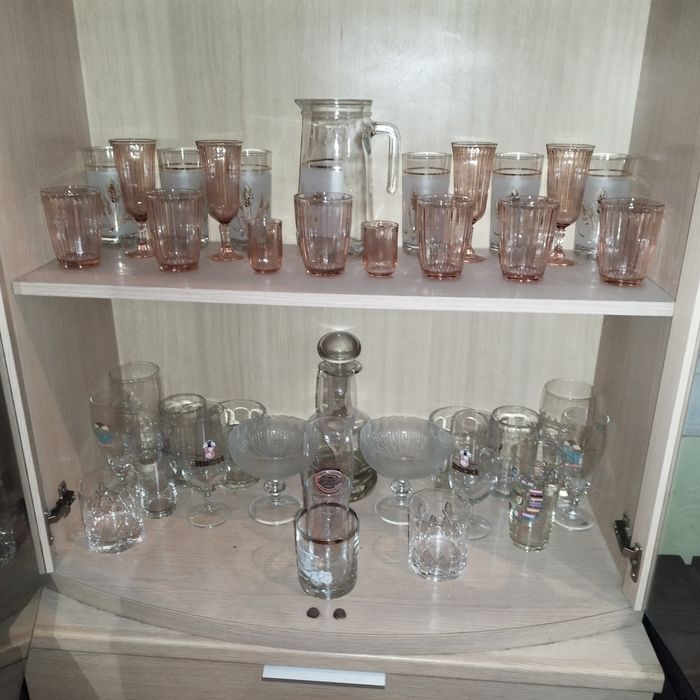 Cristaleira antiga em excelente estado + loiça incluída