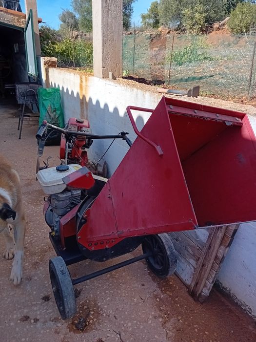 Moto cultivador e triturador de rama