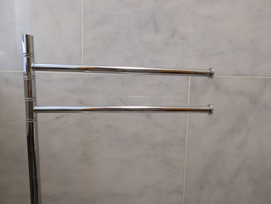 Toalheiro de pé em inox