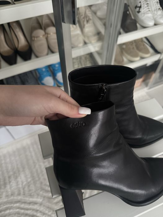 Шкіряні чоботи на підборах Estro