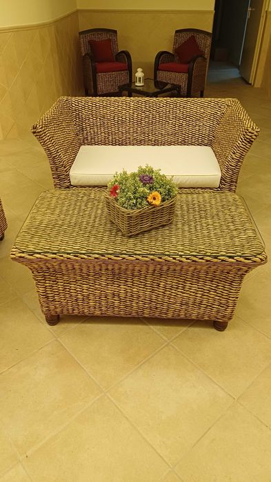 Conjunto sofás em verga e mesa