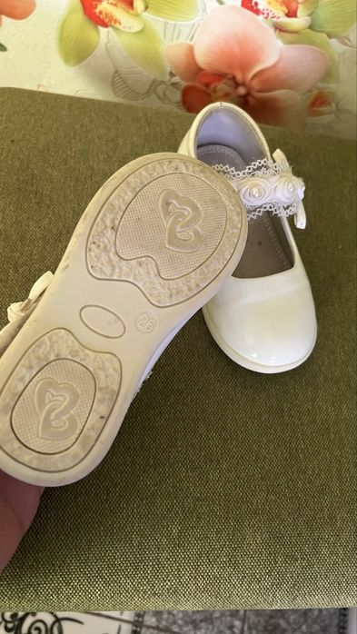Біленькі туфлі для дівчинки