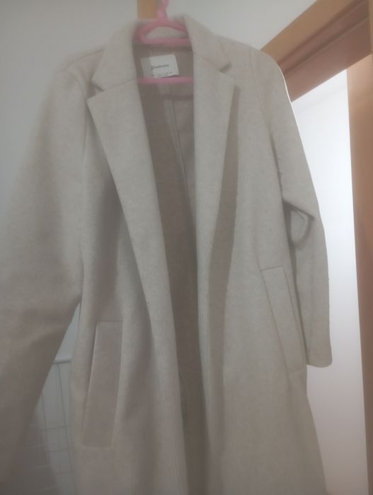 Sobretudo Stradivarius, tamanho S em cor creme64575272496387123