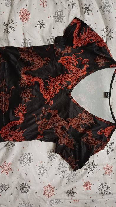 Чорна футболка з червономи драконами