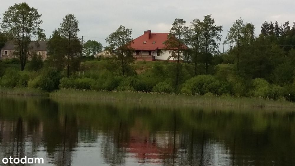 Duże siedlisko z linią brzegową i dużym domem.