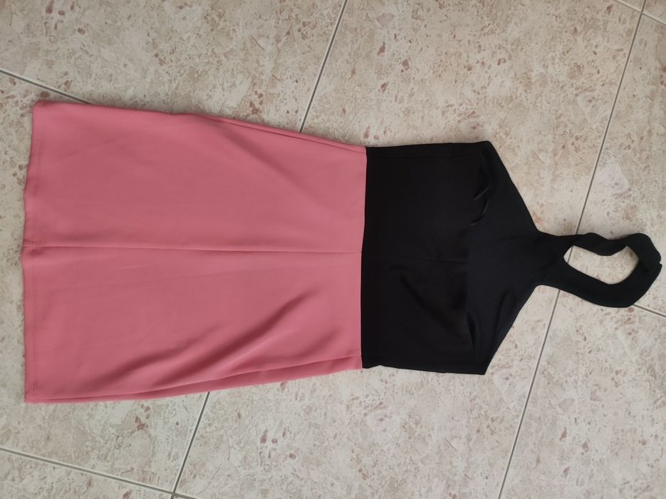 Vestido Bershka sem costas coral e preto