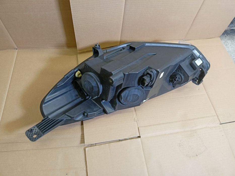 Ford Fiesta MK8 17- lampa prawy przód prawa przednia