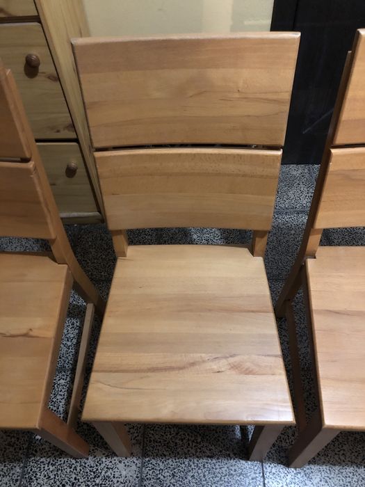 4 krzesła do jadalni i salonu - pełne drewno, wymagają lekkiej naprawy