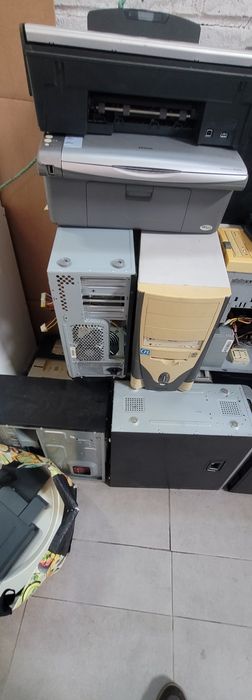 Diversos computadores para peças