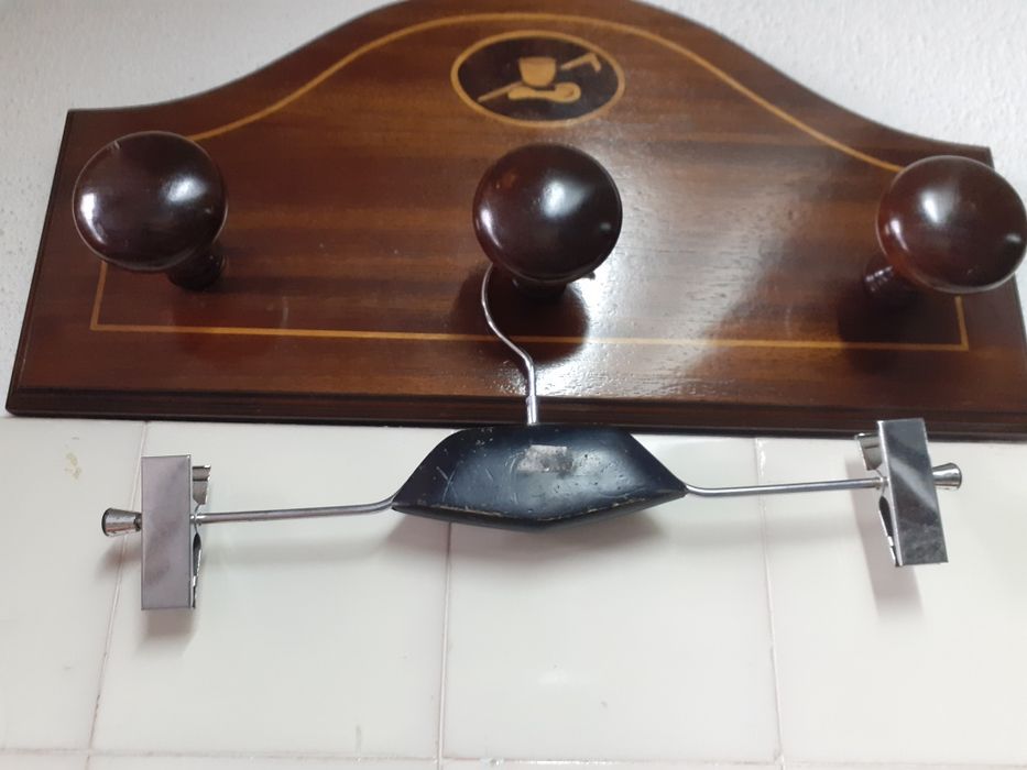 Cabides de madeira e em pérolas