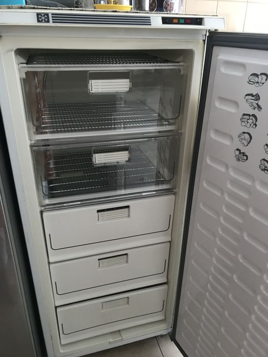 Arca congeladora. Ariston com 3 gavetad e 2 prateleiras em bom estafo.