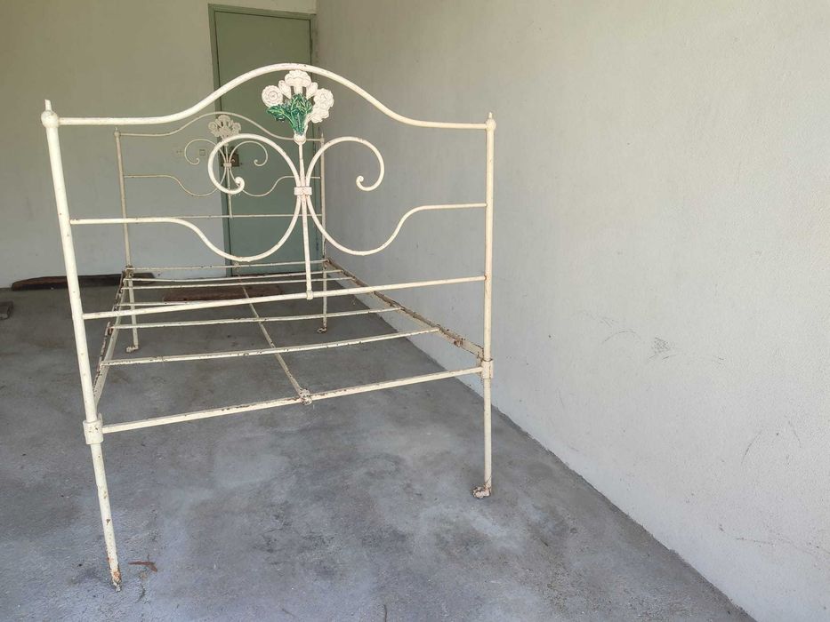 Cama antiga em ferro forjado