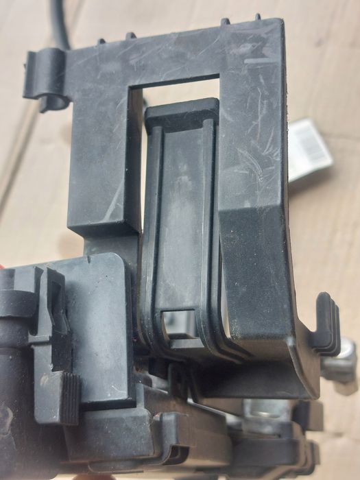 uchwyt skrzynki bezpieczników akumulatora skoda citigo vw up 1s0915345