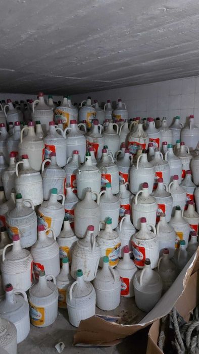 Garrafões de vidro revestidos de plástico