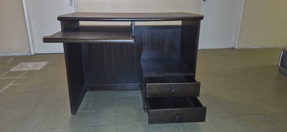 Secretária computador escura