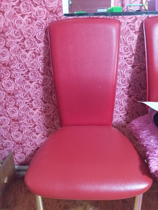 Диван новий  та стільці червоні шкірзам