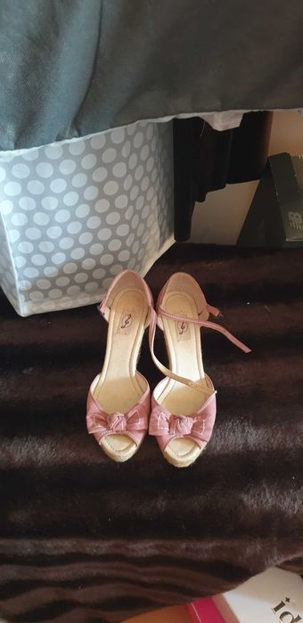 Sandálias de cunha Stradivarius