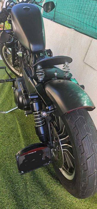 Harley Davidson Sportster 883 em estilo Bobber Custom