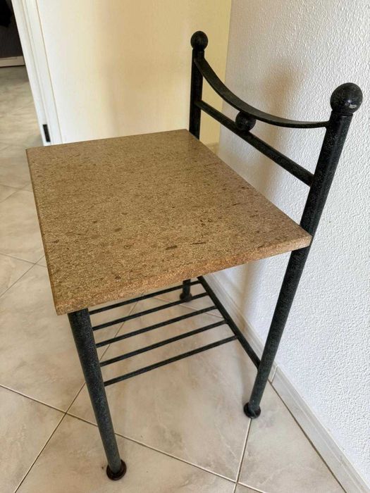 Cama e mesas de cabeceira