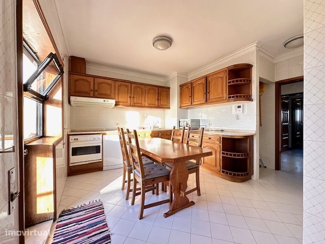 T1 de duas frentes com 82 m2 próximo do apeadeiro de Miramar e praia..