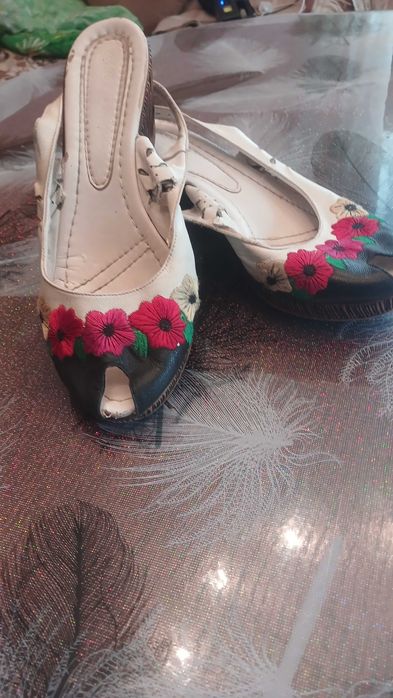 Ботінки та шльопанці жін.