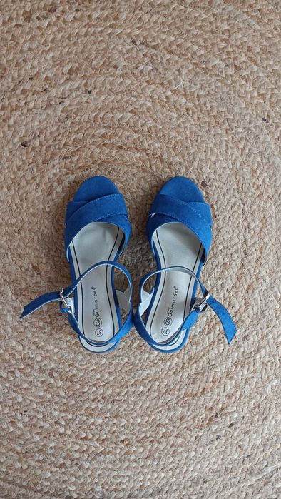 Sandálias azuis, como novas