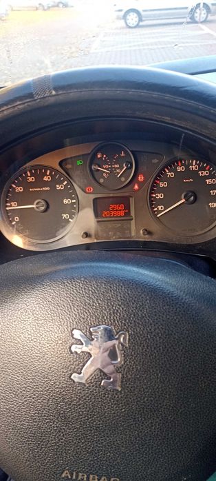 samochod osobowy peugeot