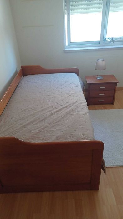 Vendo cama, com gavetão, + 1 colchão