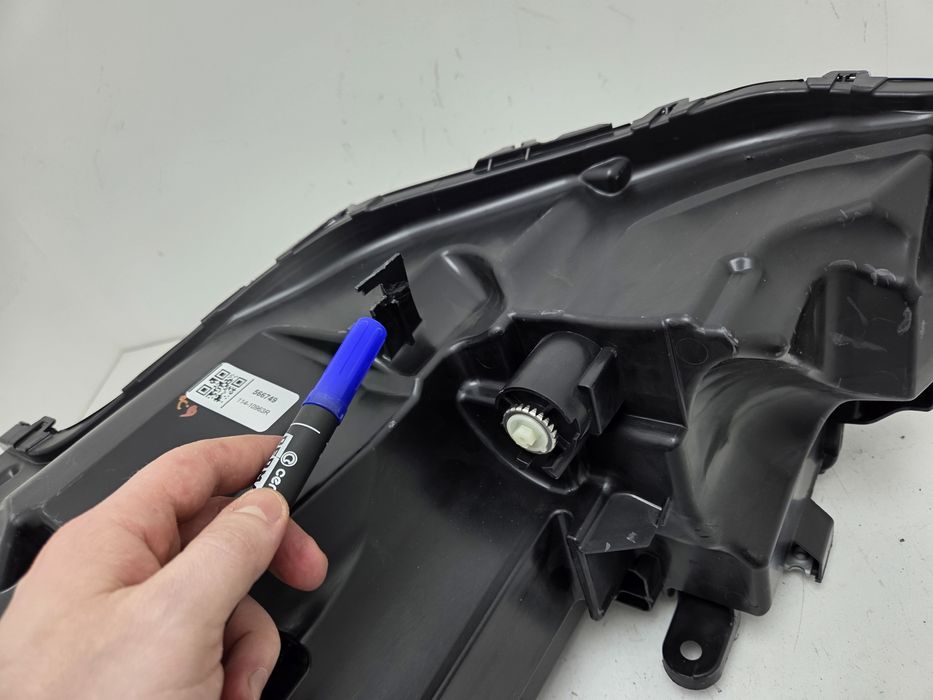 Фара права Nissan Rogue T33 2021-2025 Темна USA