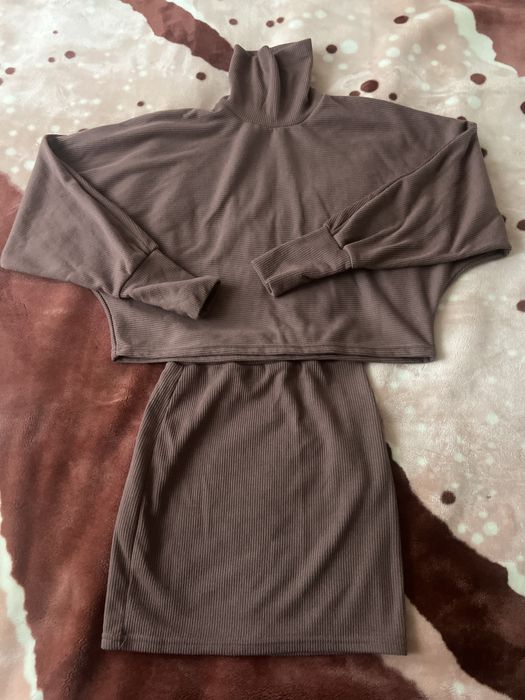 Теплий жіночій костюм розміру S , юбка+светр