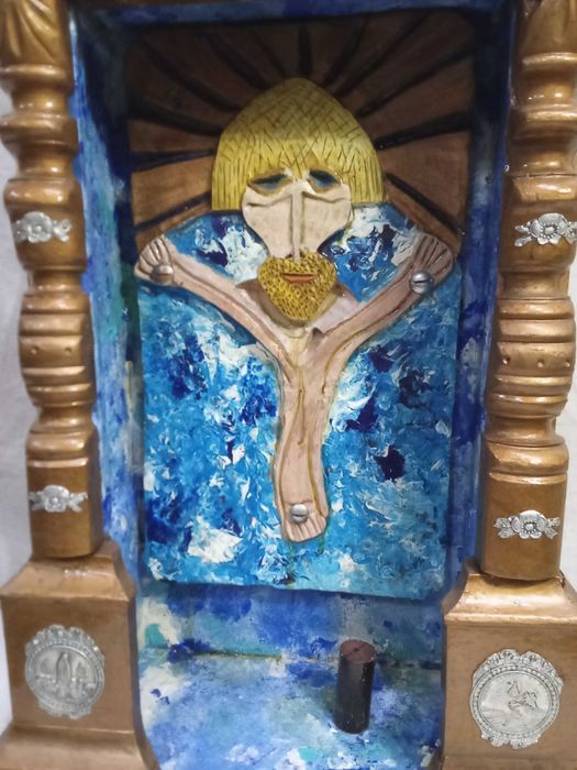Altar a Santa Barbara. Antiga caixa de relógio pintada na cor ouro