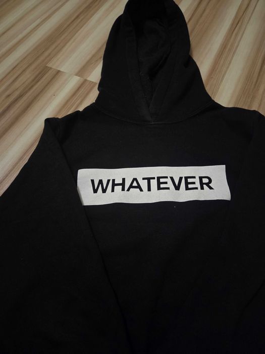 Bluza z kapturem krótka whatever z nadrukiem ginatricot