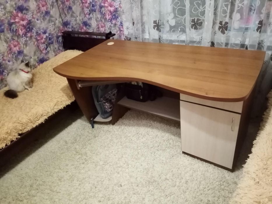 Письмовий стіл..