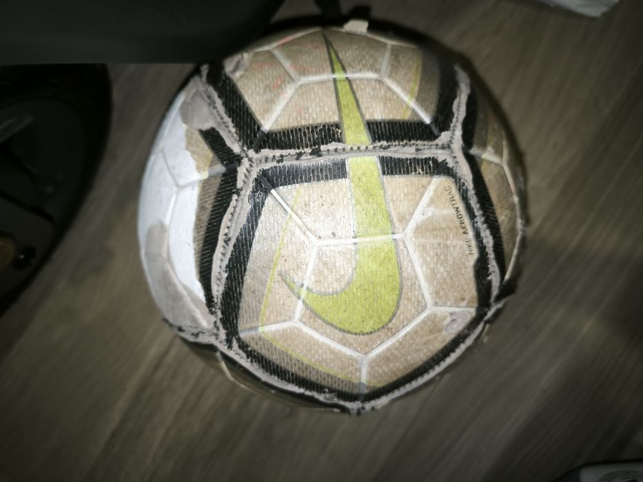 Bolas de futebol e volei