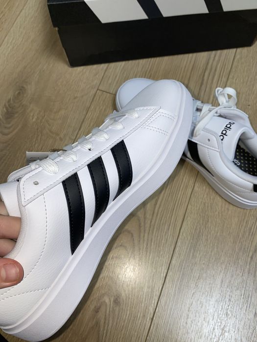Новенькі кросівки adidas