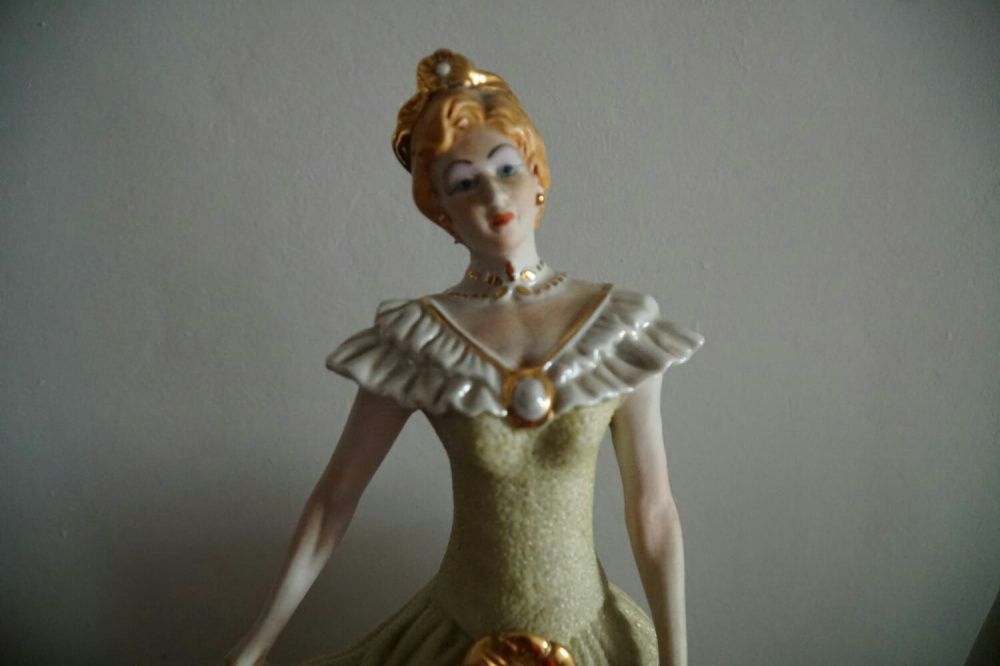 Boneca com base em madeira