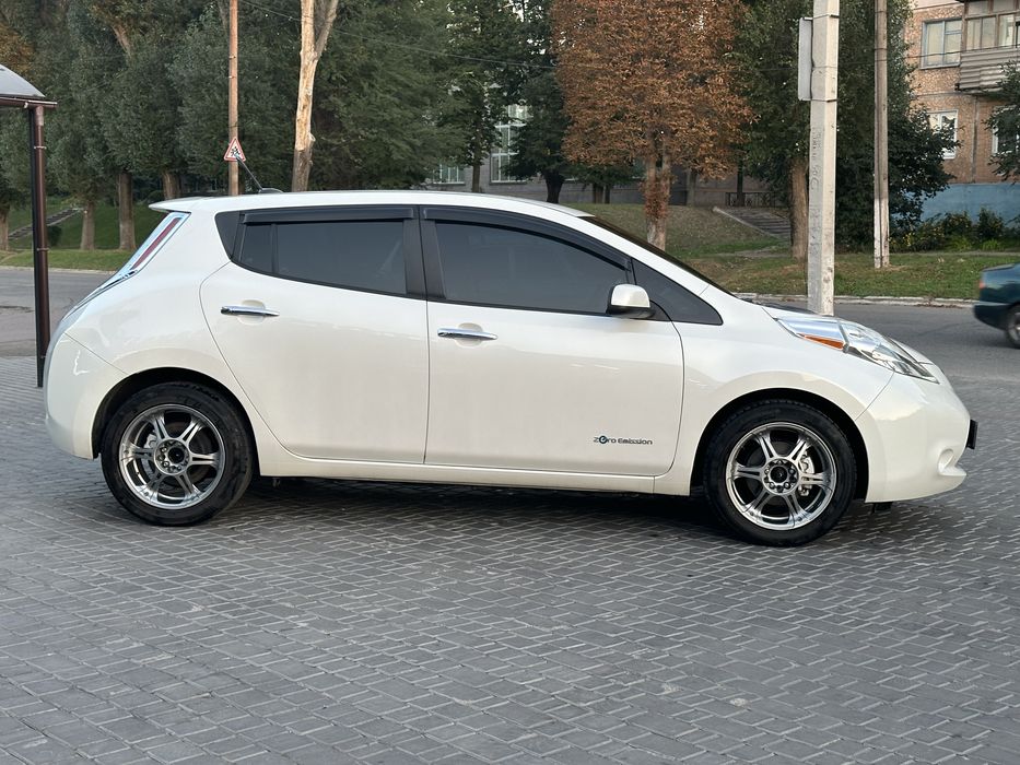 Машина авто в аренду Каменское такси Ниссан Nissan Leaf 24
