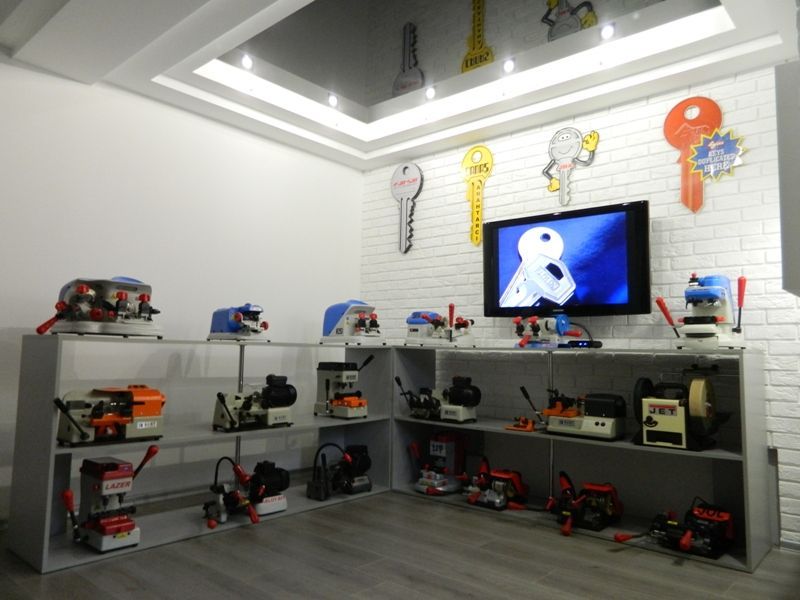 Бизнес. Открыть мини мастерскую по изготовлению дубликатов ключей.