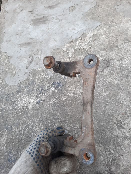 Продам рамку(скобу )заднего суппорта на Mitsubishi Grandis