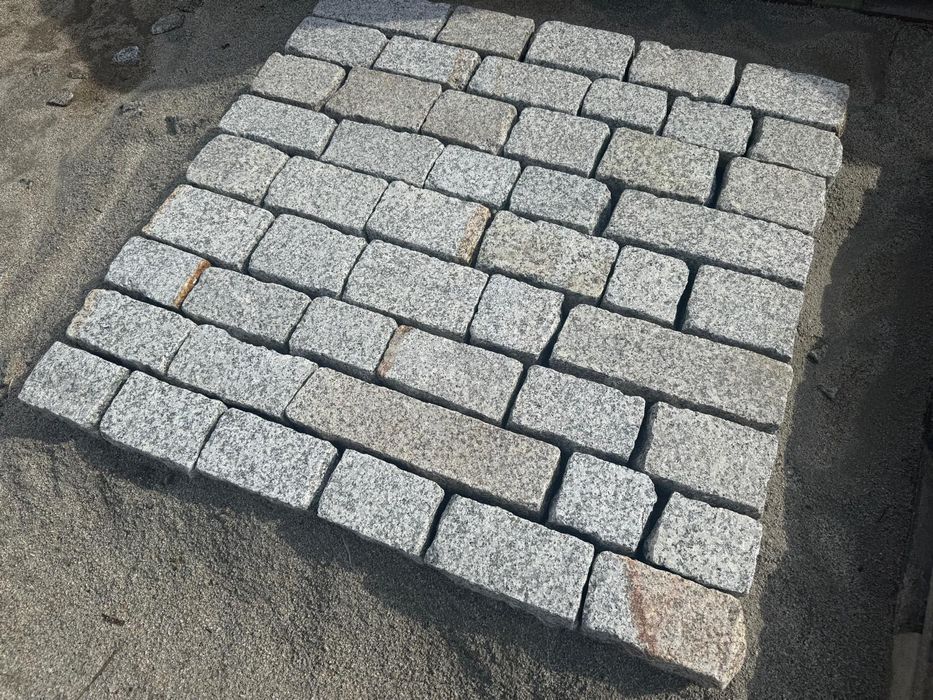Kostka granitowa, płomieniowana 10/10 długość od 12 do 30 cm, palisada