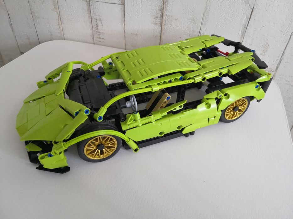 Sportowe auto z klocków.