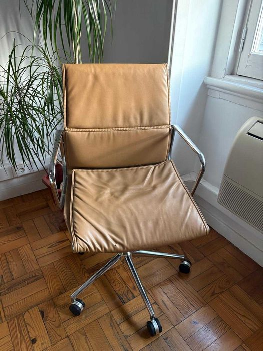 Cadeira de Escritório com rodas, Estilo Eames Soft Pad – Camel / Cromado