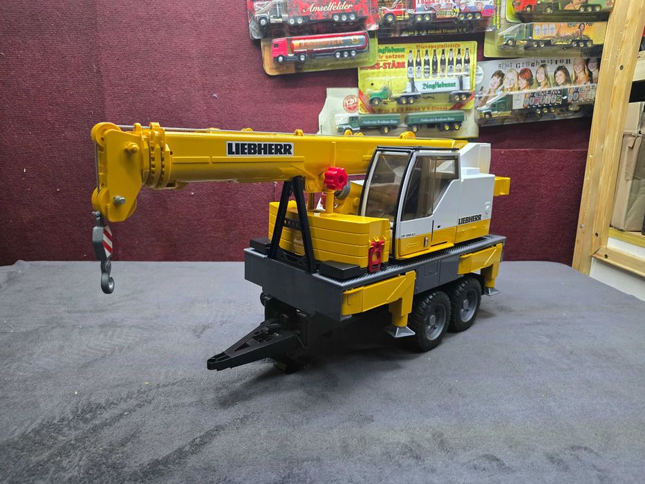 Bruder dźwig Liebherr na przyczepie do traktorów