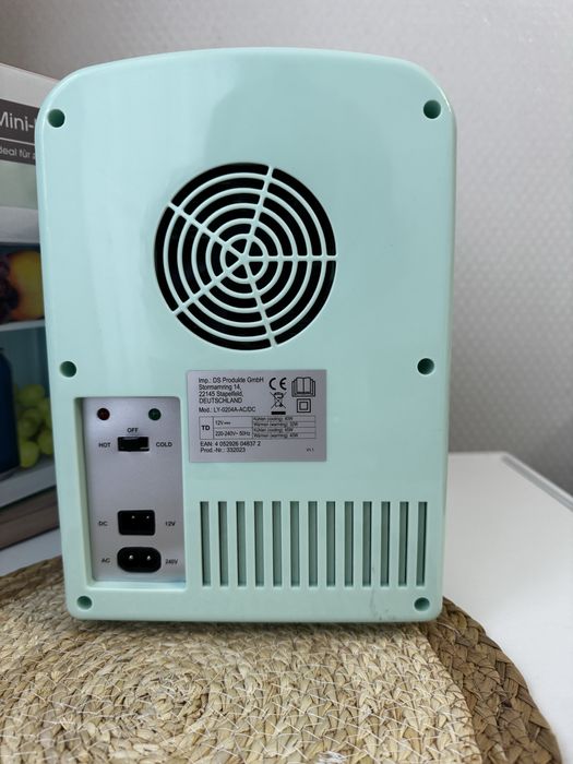 Міні холодильник (в авто або для косметики дівчатам)