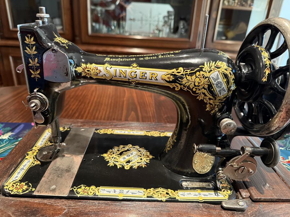 Singer portátil de 1910, restaurada e a coser.