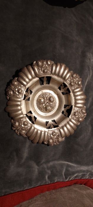 salvas e trinchantes em prata contrastados