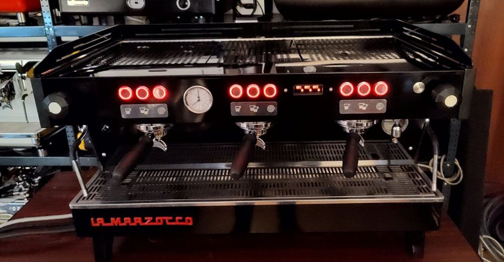 Професійна кавомашина LA marzocco linea pb
