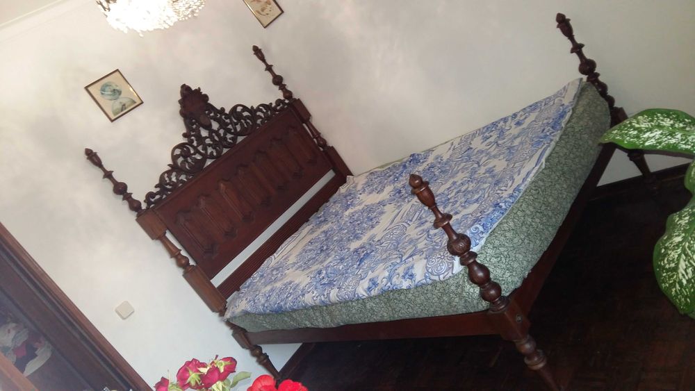 Estrutura de cama com base e cabeceira - Madeira Maciça