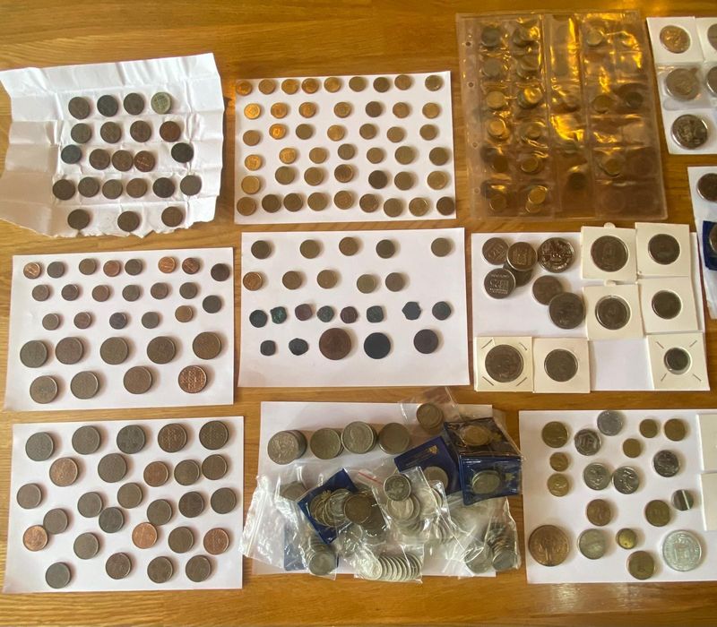 Várias centenas de moedas antigas