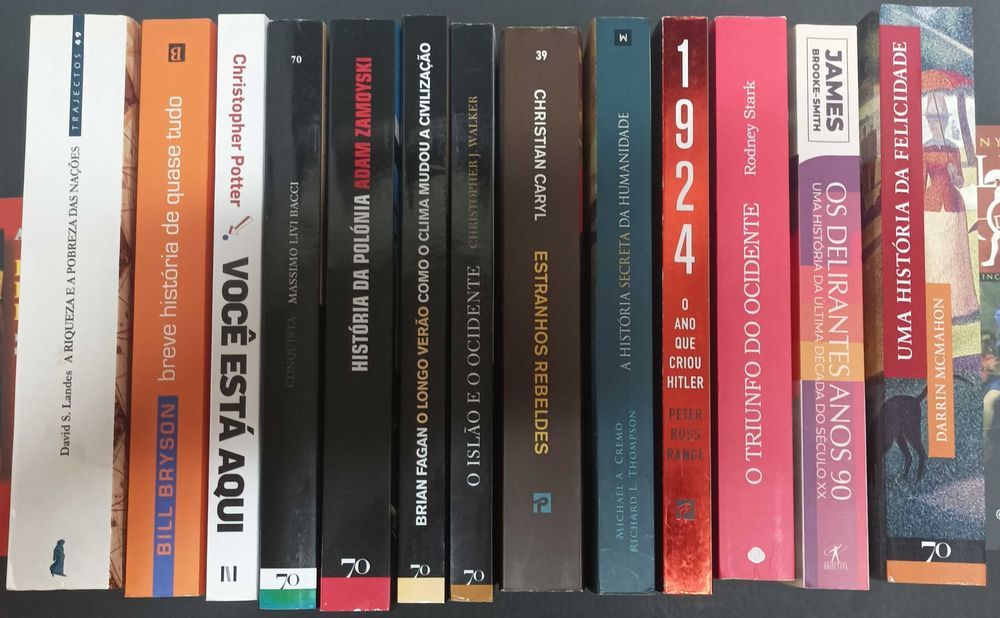 Livros de história Promoção: na compra de 4 ou mais livros, cada um fica a 10 euros.